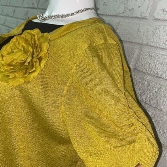 New York & Co Women Short Sleeve with Attached Rosette Detail Sweater Size M - Picture 5 of 10